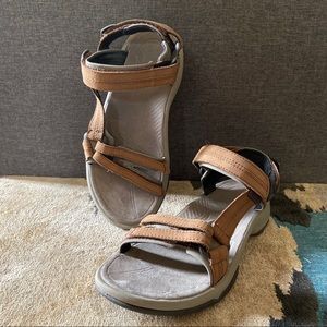 NWOT Teva Sandals | Fi Light